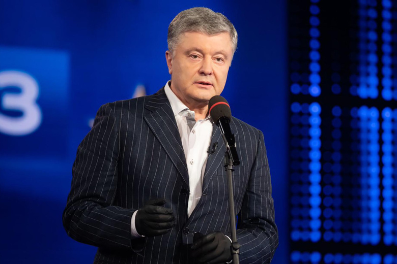 Порошенко со сторонниками заблокировал трибуну Рады
