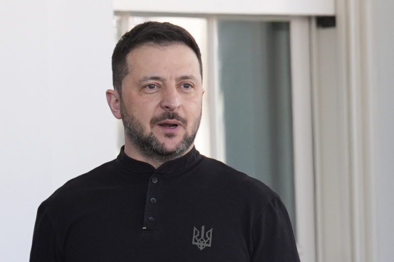 «Может волонтерить»: на Украине раскрыли скромную зарплату Зеленского