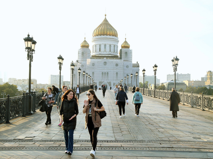 Школьники залезли на главный купол храма Христа Спасителя в Москве и поплатились